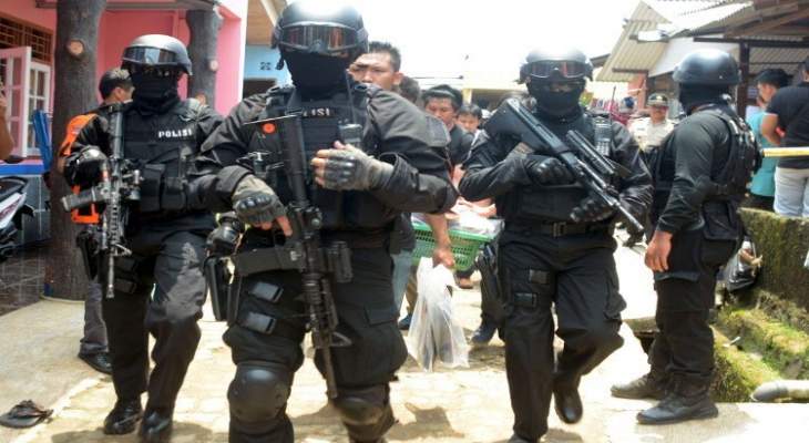 شرطة اندونيسيا تقتل مسلحاً وتعتقل 13 آخرين لصلتهم بسلسلة تفجيرات شهدتها البلاد