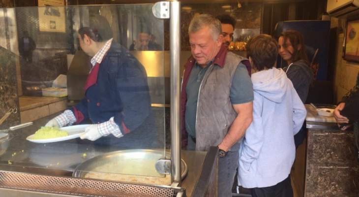 الملك الأردني فاجأ المواطنين في عمان بتناوله الطعام بمطعم القدس الشعبي 