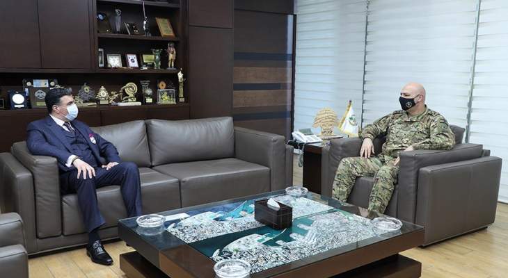 قائد الجيش بحث مع سفير لبنان في الأرجنتين اخر التطورات والاحداث 