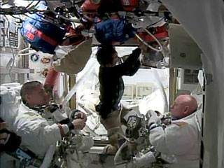 اميركي يضرب رقما قياسيا في الإقامة في محطة الفضاء