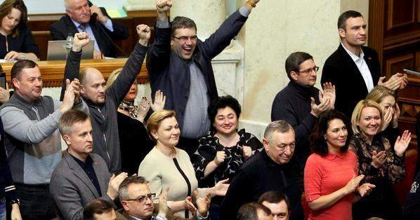 البرلمان الاوكراني صادق على فرض عقوبات على 35شخصيةروسية من بينها بوتين