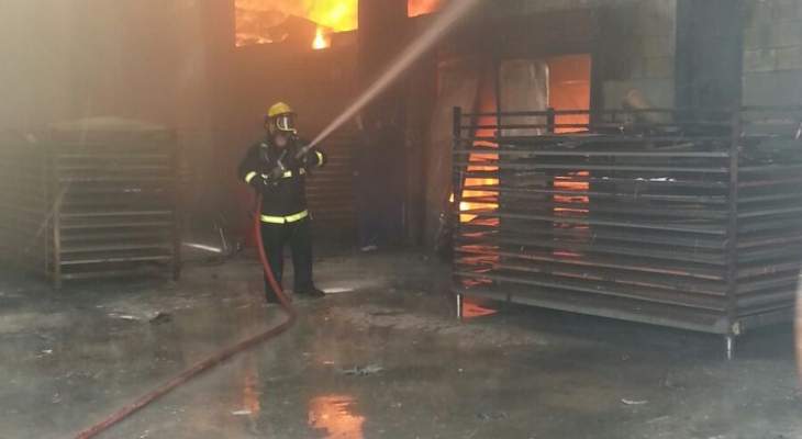 حريق كبير في معمل لمواد الطلاء في حصرايل جبيل