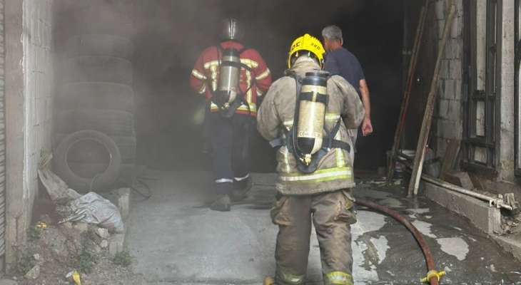 الدفاع المدني يعمل على إخماد حريق داخل معمل لصناعة الألومنيوم في عمشيت وانقاذ المحاصرين