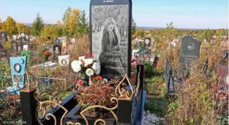 شاهد قبر مصمّم على شكل هاتف آيفون في روسيا