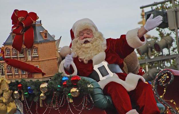 النشرة: بابا نويل جال بشوارع بعلبك ووزع هدايا على الأطفال