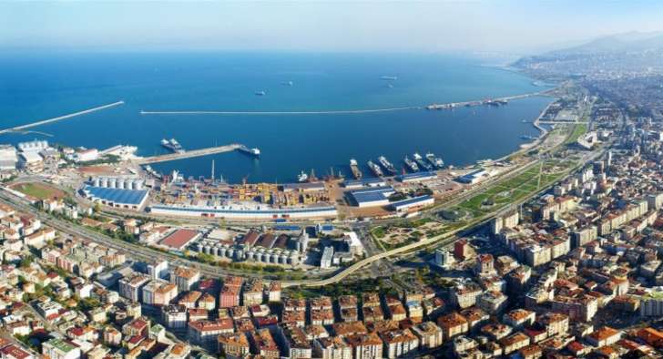وسائل إعلام تركية: اندلاع حريق جراء انفجار في ميناء سمسون التركي على البحر الأسود