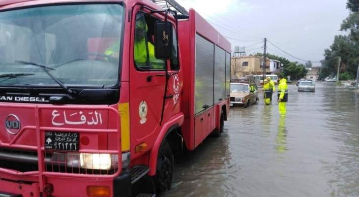 الدفاع المدني: إنقاذ مواطنين محتجزين داخل سياراتهم وإزالة مخلفات الأمطار عن الطرق بعدد من مناطق صور