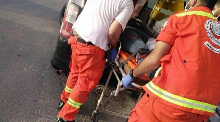جريح في حادث صدم دراجة ناريّة في منطقة الشرحبيل