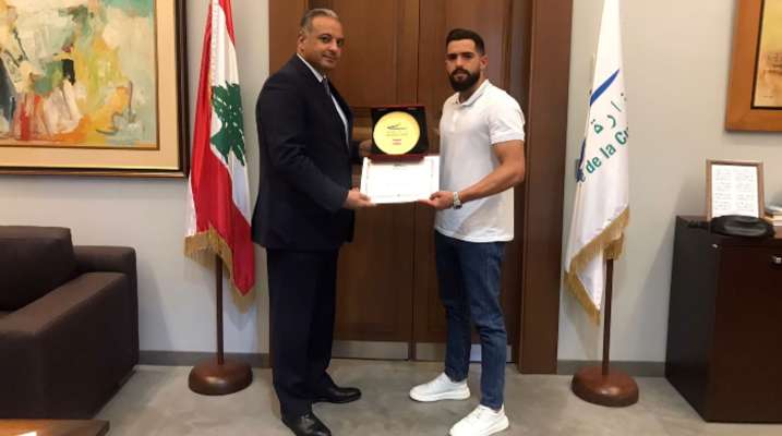 وزير الثقافة سلم الشاب وسام عبود درعًا تقديرًا لانسحابه من مواجهة لاعب إسرائيلي في نهائيات بطولة "THAI BOXING"