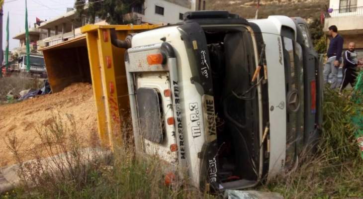 النشرة: جرحى بحادث سير بين سيارة وشاحنة على طريق عام القصيبة- عدشيت