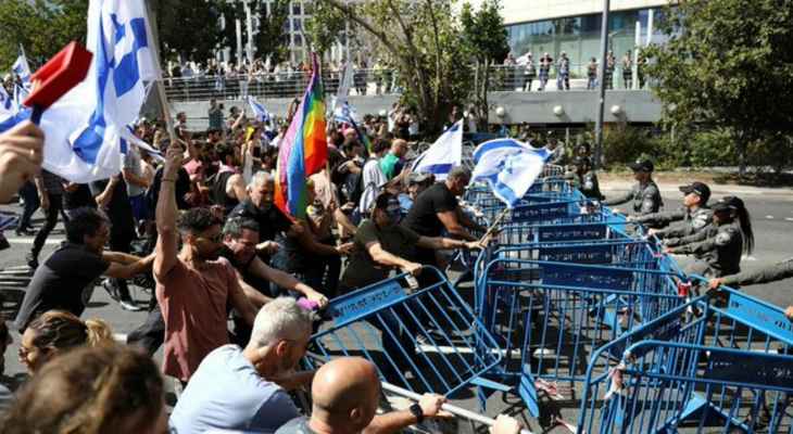 الشرطة الإسرائيلية تشتبك مع متظاهرين ضد الإصلاح القضائي في تل أبيب
