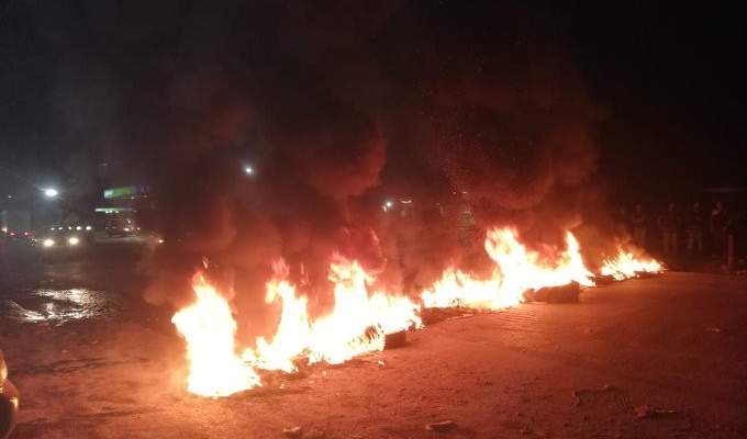 قطع الطريق العام قبل مفرق كوشا في عكار بالإطارات المشتعلة