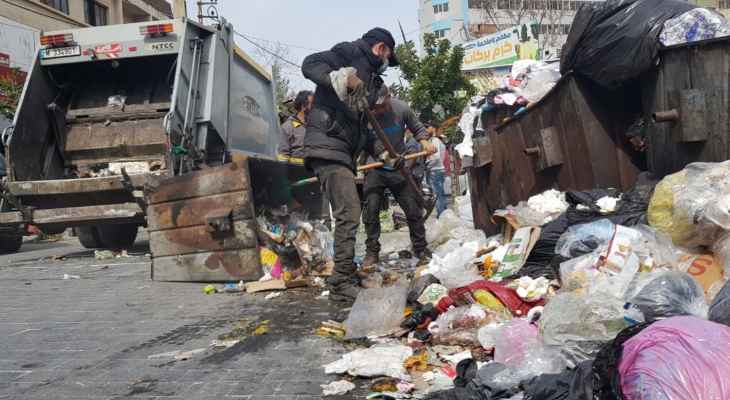 النشرة: شركة جمع النفايات في صيدا باشرت رفع أطنان النفايات المكدسة في الشوارع