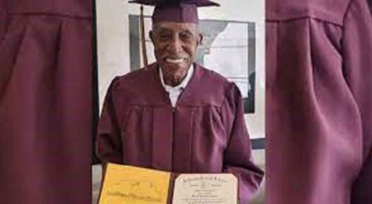 مسن حقق "حلم الشهادة الثانوية" في عمر 101 عام