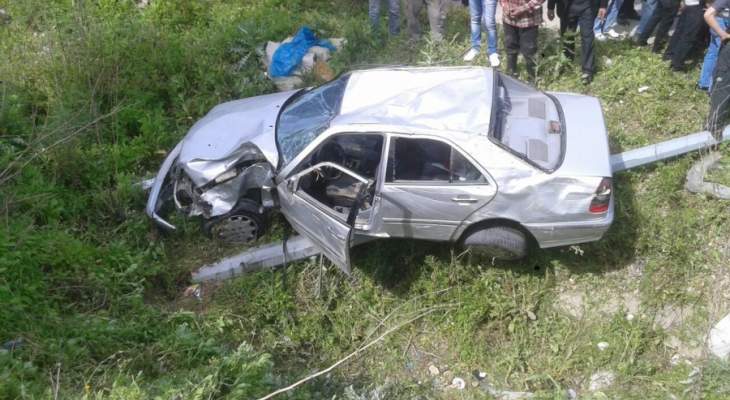 النشرة:اصابة 6 أشخاص في حادث سقوط سيارة من نوع مرسيدس عن جسر البيسارية