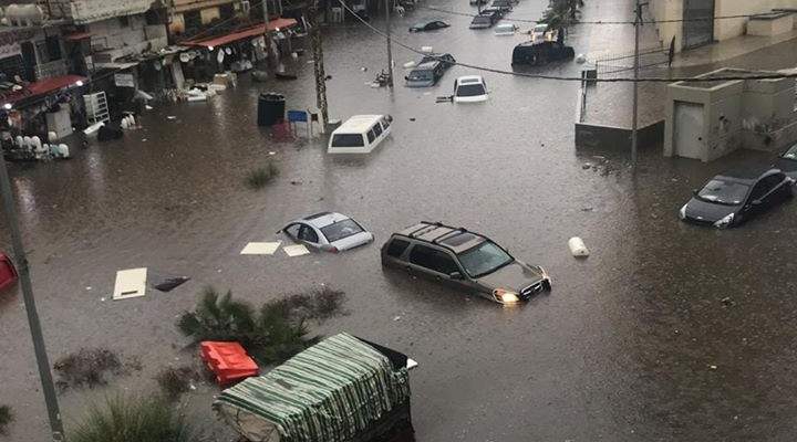 تجمع للمياه وغرق السيارات في منطقة السلطان ابراهيم نتيجة الامطار