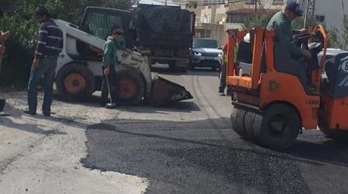 بلدية جبيل باشرت بأعمال تزفيت الحفر في المدينة
