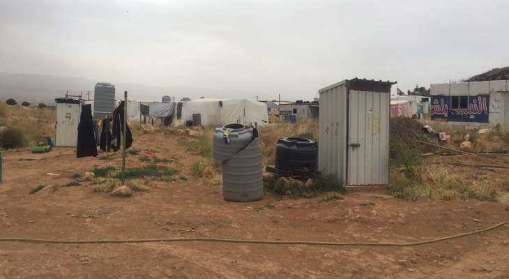 النشرة: النازحون السوريون يخلون مخيمهم في دير الاحمر