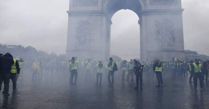العربية: تجدد المواجهات بين الشرطة والمحتجين قرب قوس النصر في باريس