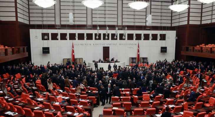 اشتباك بالأيدي داخل البرلمان التركي بسبب الموازنة
