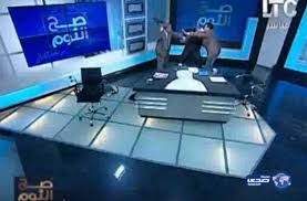 محامي مصري يضرب مفتي أستراليا بالحذاء على الهواء