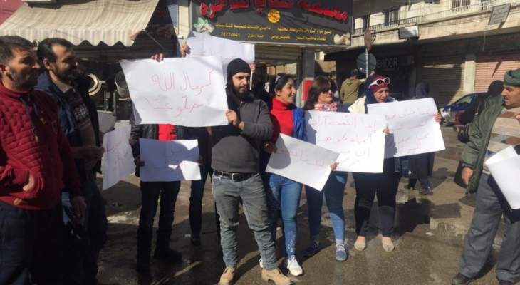 النشرة: احتجاج في عرسال ضد العمالة السورية والنازحين السوريين في البلدة