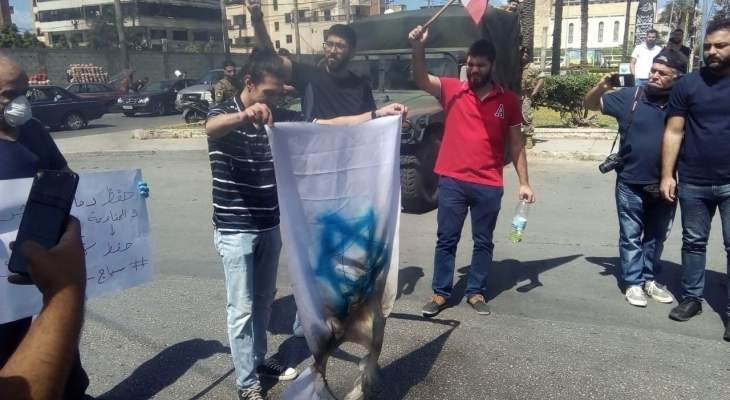النشرة: حرق العلم الإسرائيلي بإعتصام في صيدا رفضا لقانون العفو العام
