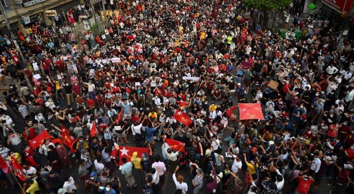 الآلاف احتشدوا في رانغون احتجاجا على الانقلاب العسكري في بورما