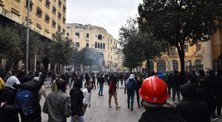 قوات مكافحة الشغب تحاول إبعاد المتظاهرين من محيط مجلس النواب وتستخدم الغاز المسيل للدموع