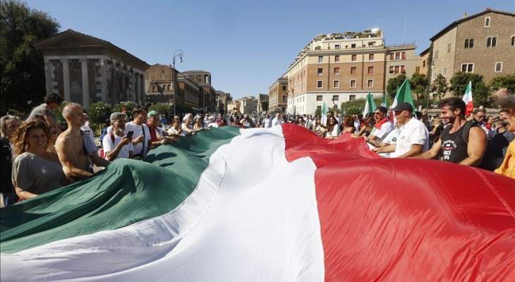 مئات الإيطاليين يحتجون ضد تدابير كورونا في روما