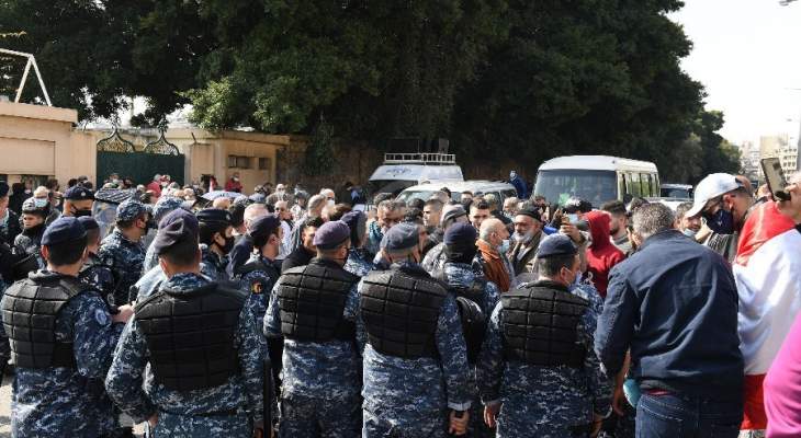 محتجون انتقلوا للمحكمة العسكرية بعد فتح قوى الأمن الطريق أمام المرفأ
