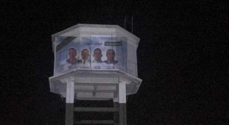 النشرة: إضاءة أعلى نقطة بمخيم البرج الشمالي بصور شهداء الجيش الذين سقطوا أمس