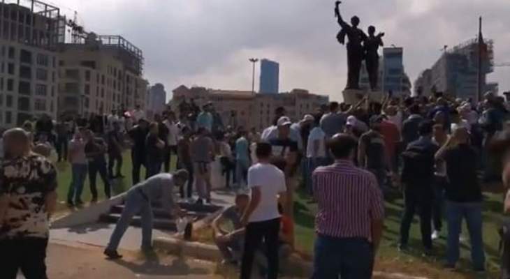 تجمع عدد من المتظاهرين في ساحة الشهداء احتجاجا على الوضع المعيشي في لبنان 