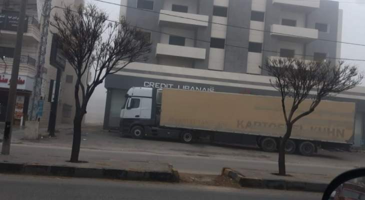 مواطن أقفل مدخل مصرف في بر الياس بشاحنة طويلة