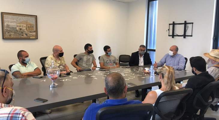 رئيس بلدية جبيل عرض مع وفد من أصحاب المقاهي والملاهي في المدينة واقع القطاع