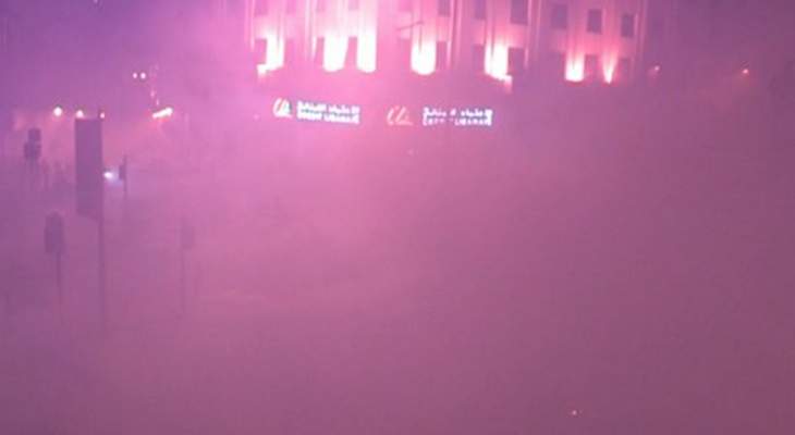القوى الأمنية تطلق القنابل المسيلة للدموع لتفريق المتظاهرين في وسط بيروت
