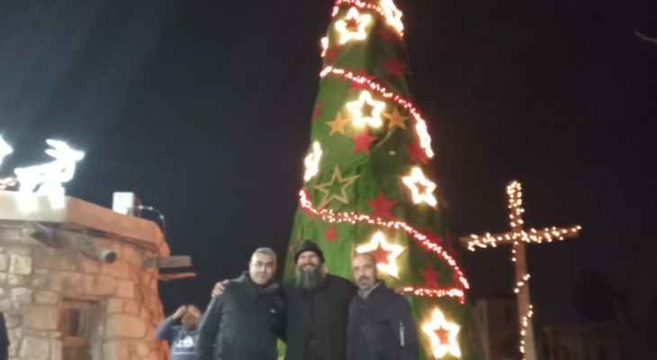 إضاءة زينة وشجرة عيد الميلاد في دير سيدة المعونات في بعلبك