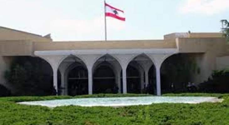 الوزراء بدأوا بالتقاط الصور امام العلم اللبناني في قصر بعبدا