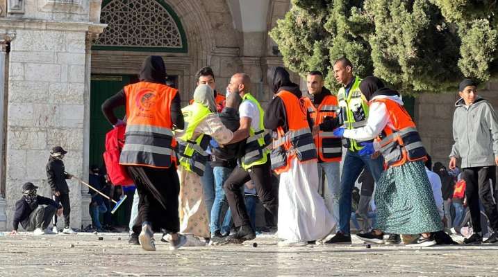 الهلال الأحمر الفلسطيني: 31 إصابة منهم إصابتين خطيرتين خلال مواجهات داخل المسجد الأقصى