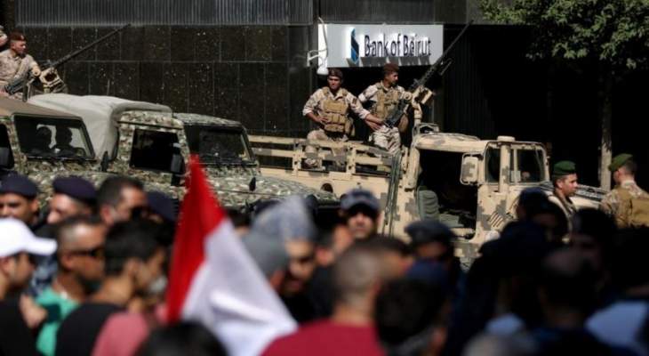 محتجون يرشقون عناصر الجيش بالحجارة في كورنيش المزرعة وعودة التوتر للمنطقة