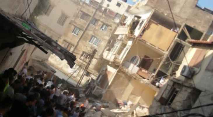 انتشال مسنة من تحت الركام من المبنى المنهار في طرابلس ونقلها الى المستشفى