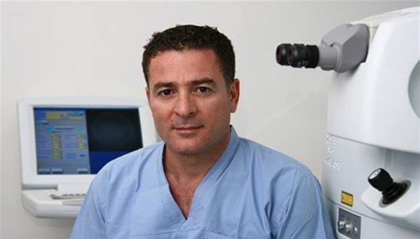 طبيب لبناني يعيد البصر لأعمى بعد 30 عاماً