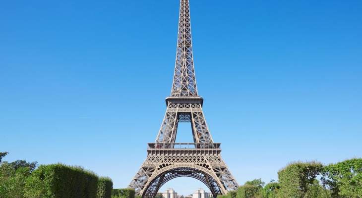 أ.ف.ب: الشرطة الفرنسية تخلي برج إيفل بعد محاول شخص مجهول الهوية تسلقه