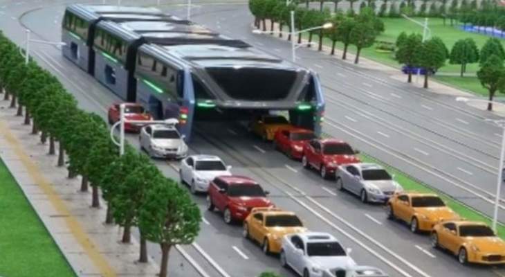 الصين تحارب الازدحام المروري بحافلة تسير فوق السيارات