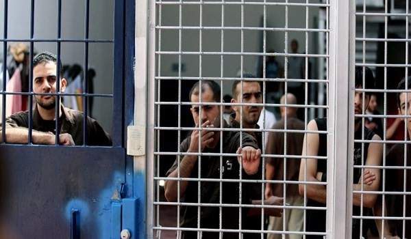 رئيس هيئة شؤون الأسرى الفلسطينية: طلبنا قوائم بأسماء المعتقلين الفلسطينيين بالسجون الإسرائيلية