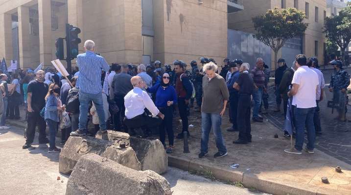 عدد من المحتجين حاولوا اقتحام فرع بنك عودة في بيروت وحطموا الصراف الالي