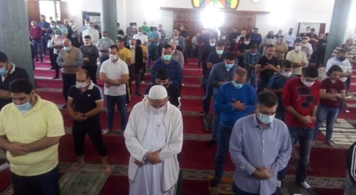 النشرة: المساجد في صيدا فتحت أبوابها لأداء صلاة الجمعة بعد إغلاقها لأسابيع