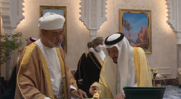 الملك السعودي وسلطان عمان تبادلا الأوسمة خلال لقاء بالرياض