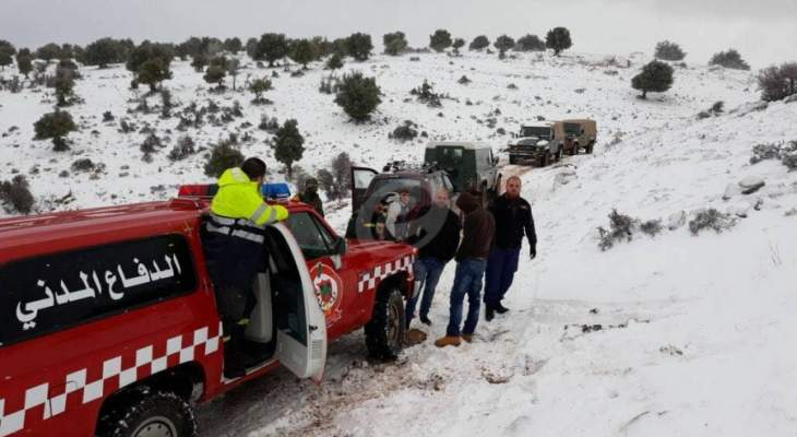 الدفاع المدني: إنقاذ مواطنين احتجزتهم الثلوج داخل سيارة  في ترشيش