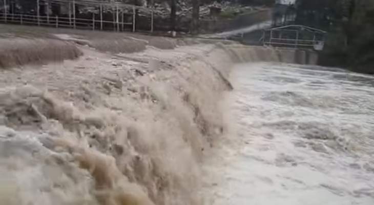 النشرة: ارتفاع منسوب مياه نهر الحاصباني متسببا بفياضانات وخسائر مادية 